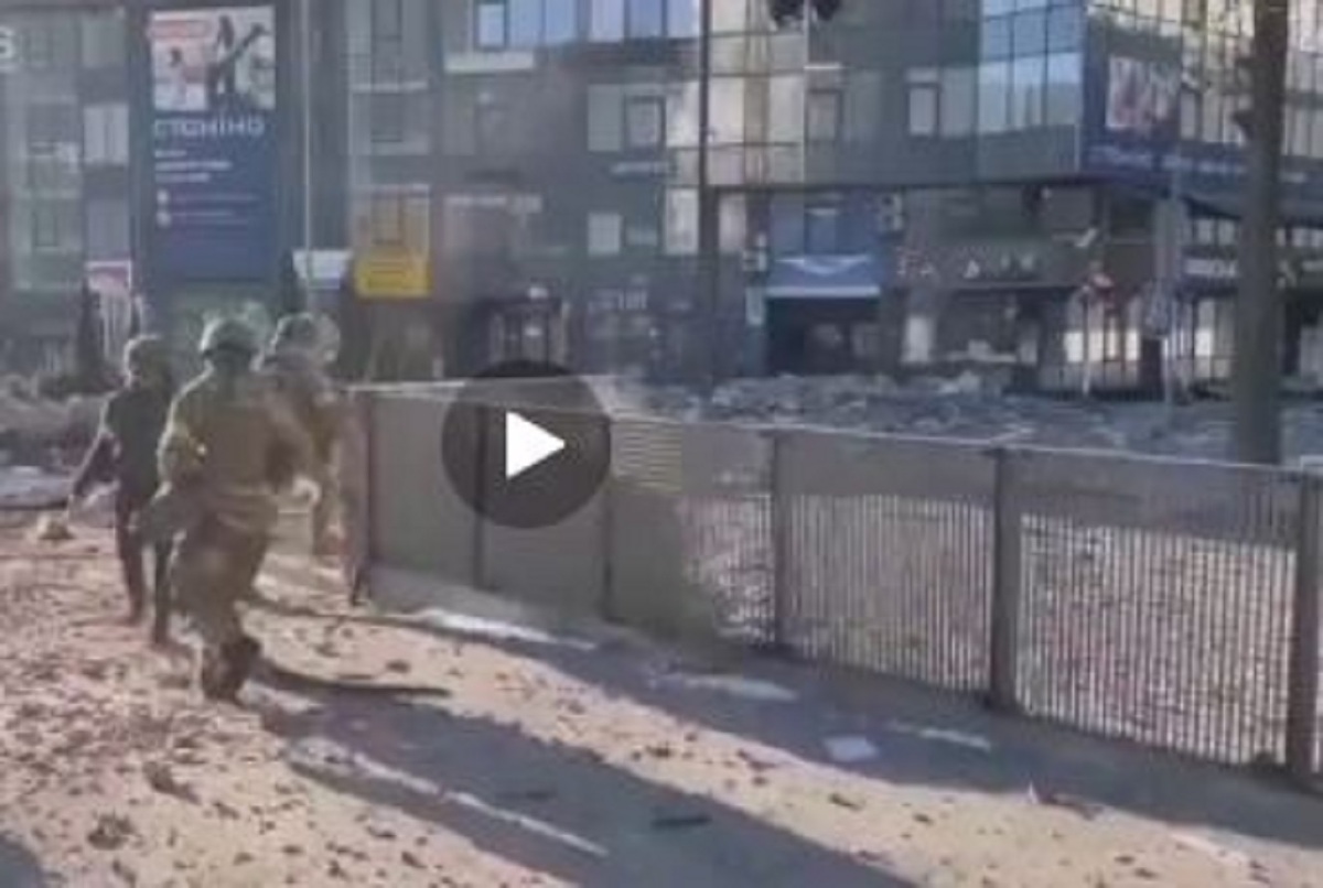 منطقه مورد اصابت موشک در کی‌یف از نمای دیگر (فیلم)