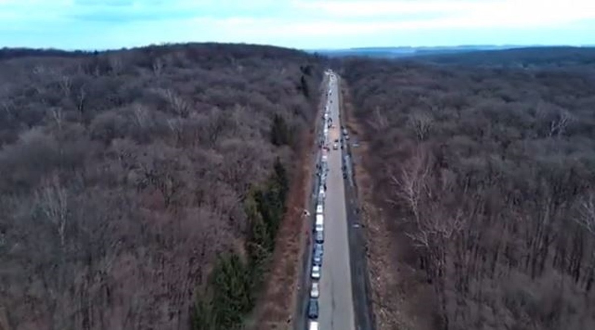 صف طولانی خودرو‌ها در مرز اوکراین-لهستان (فیلم)