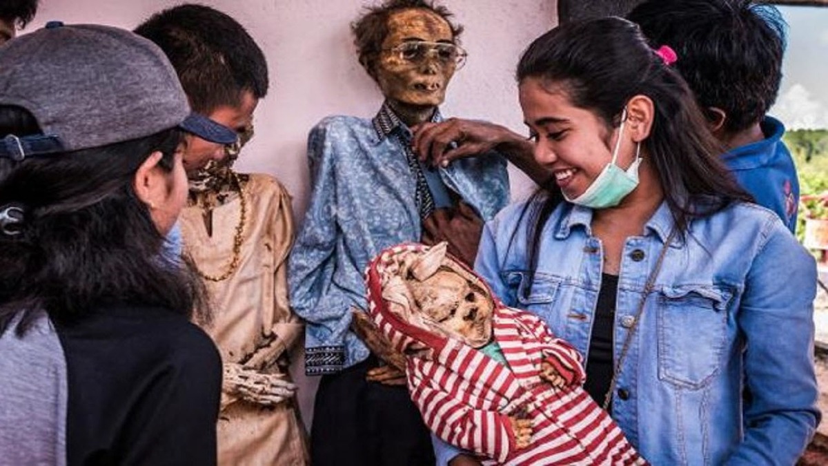 زندگی قبیله اندونزیایی با مردگان! (+عکس)