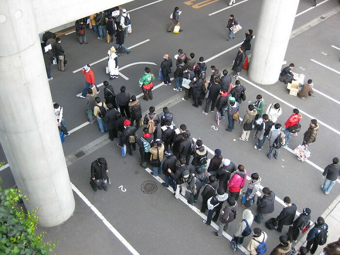 دیدنی هایی جالب ویژه ژاپن؛ از نظافت مدرسه توسط دانش آموزان تا خالی گذاشتن سمت راست پله برقی!(+عکس)