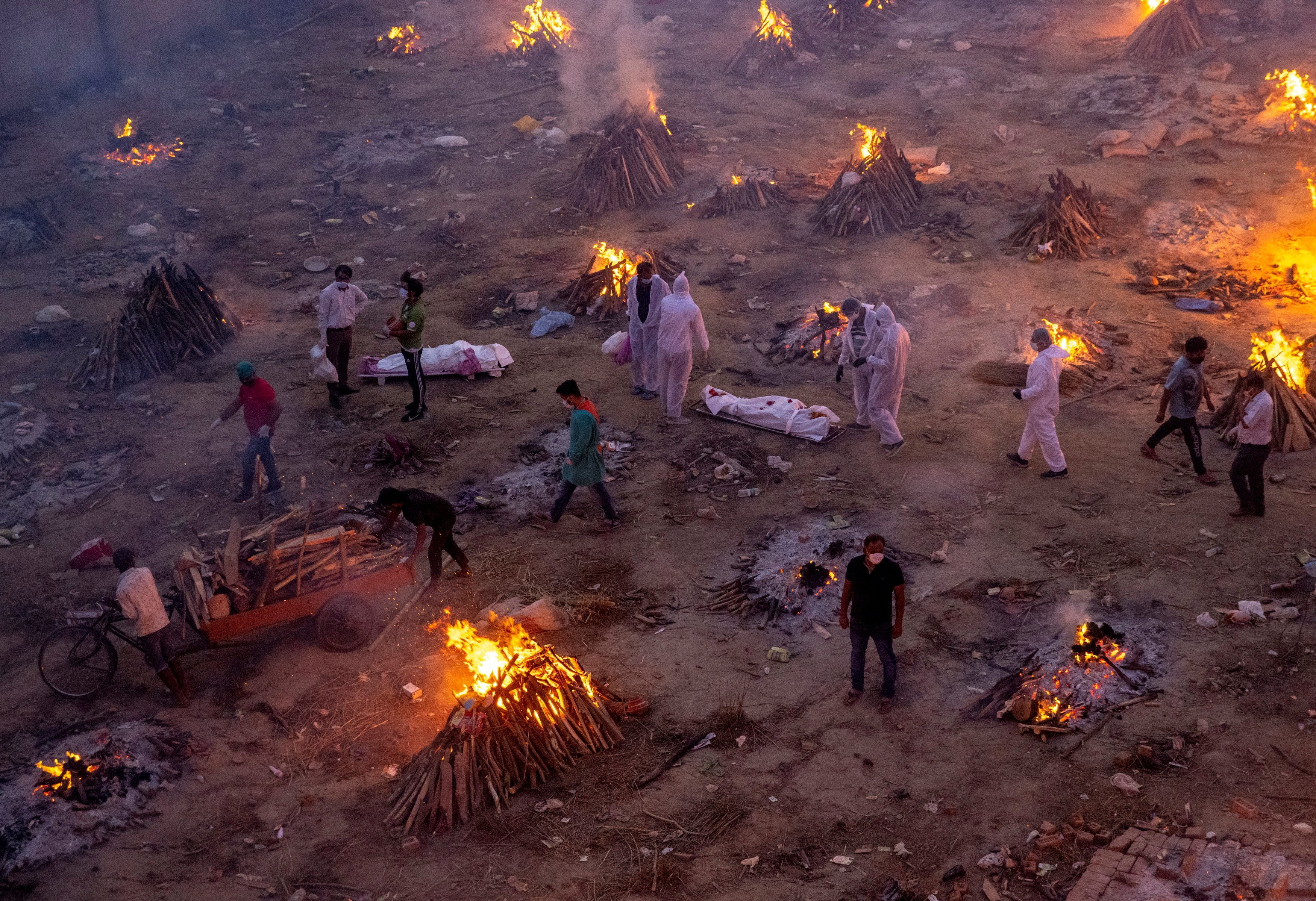 تصاویر غم انگیز از هند/ کرونای هندی آتش بر جان مردم زده است