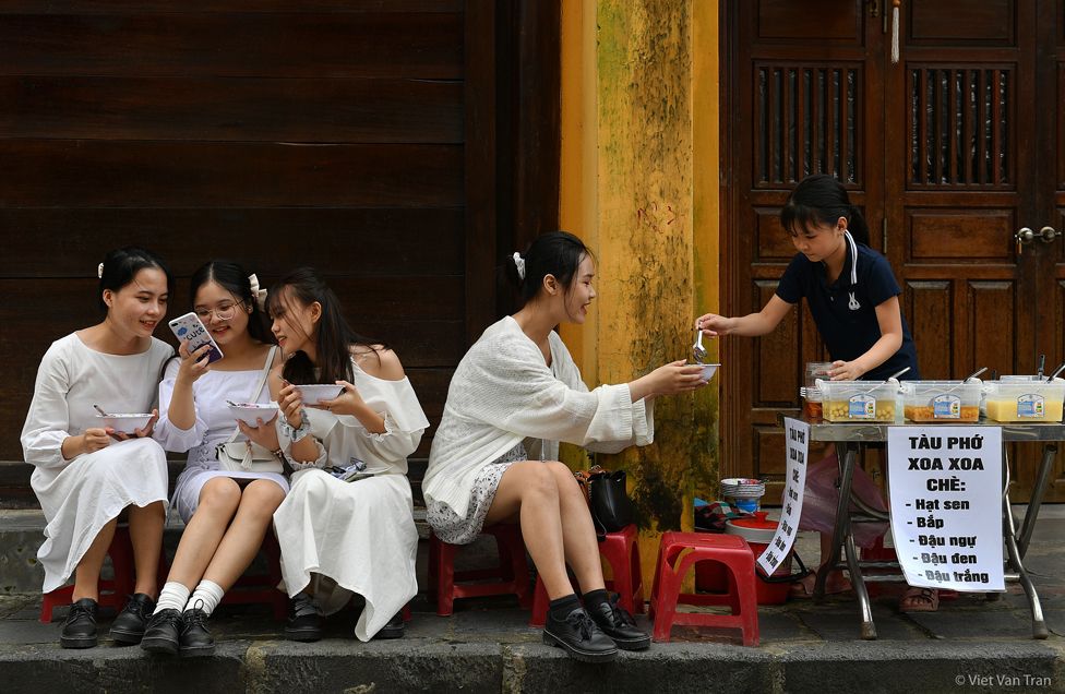 دختران در حال خوردن غذای خیابانی