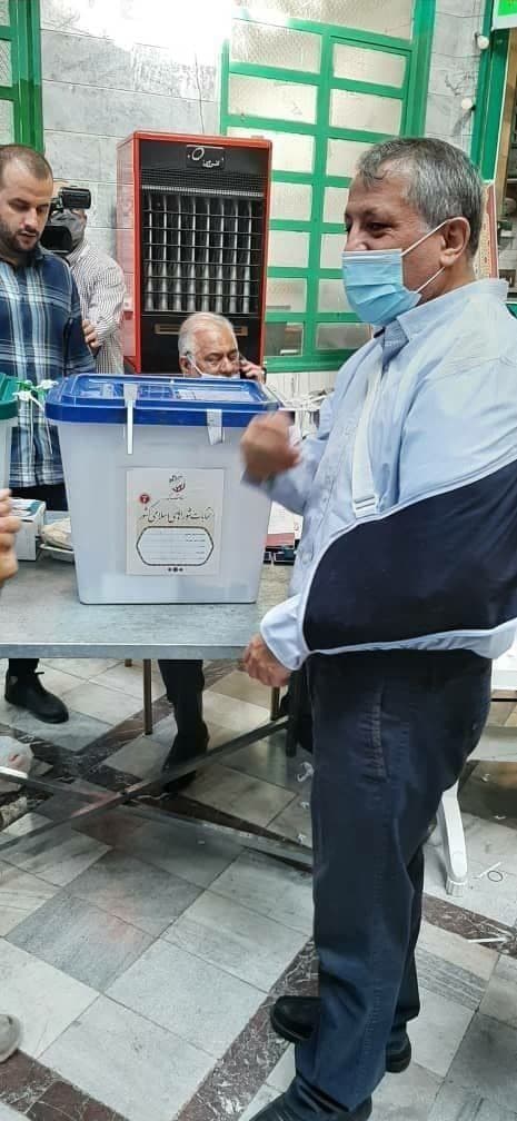 رای دادن محسن هاشمی با دست شکسته/ عکس