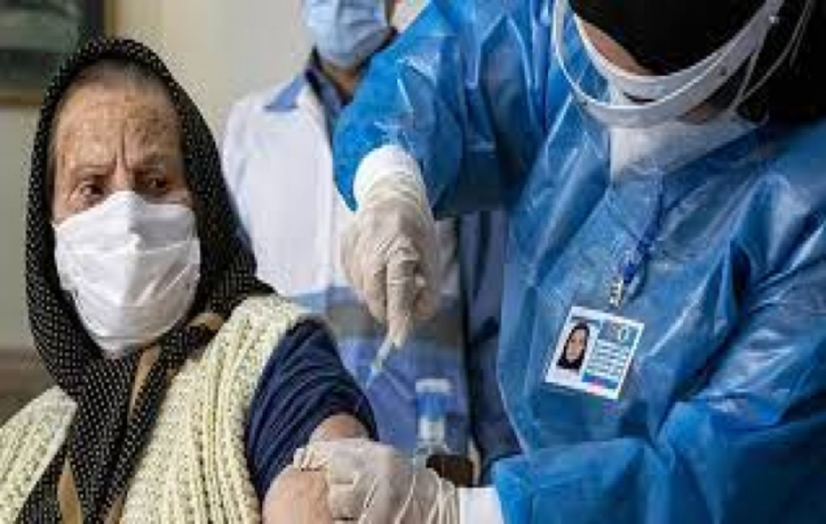 وزارت بهداشت بگوید چرا آمار دریافت‌ کنندگان روزانه واکسن کرونا پایین است؟