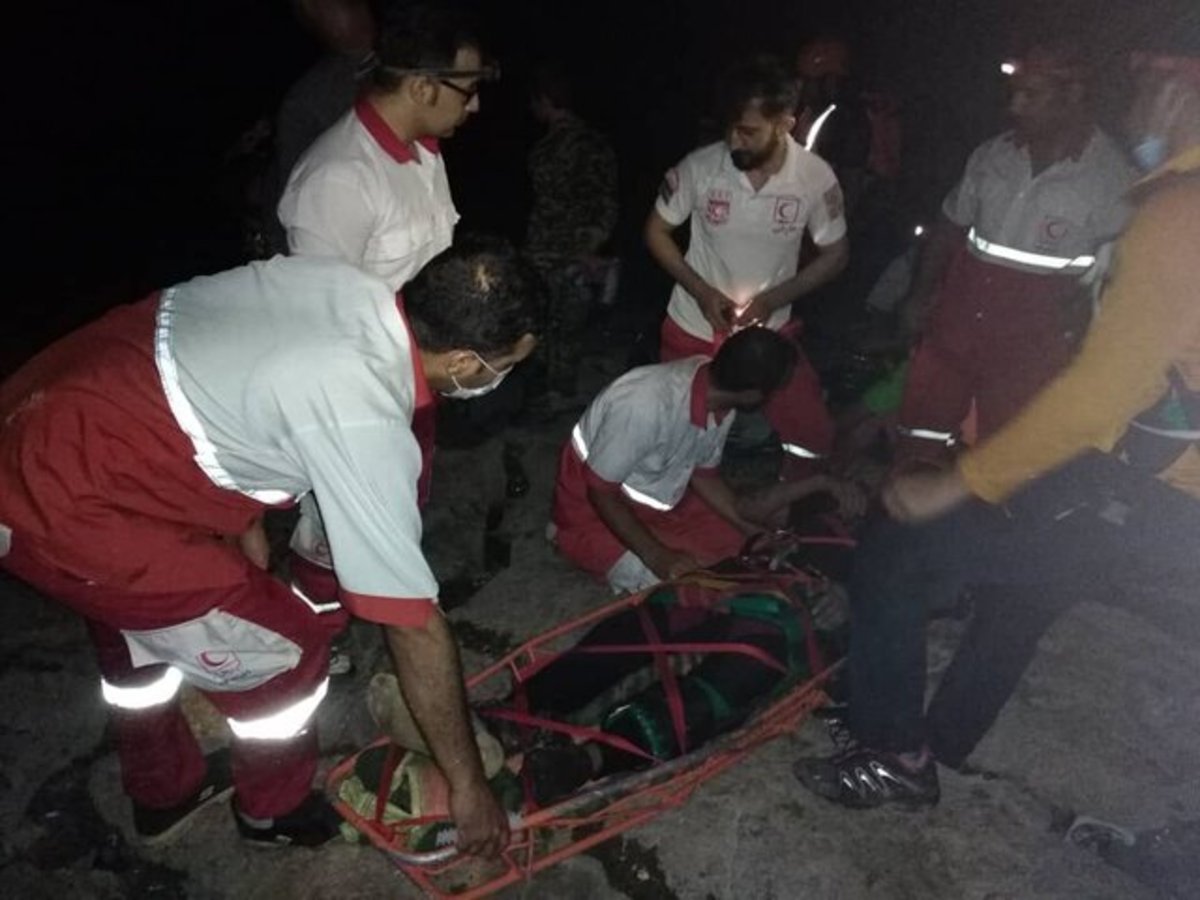 فارس/ نجات ۲ گردشگر پس از سقوط از ارتفاعات تنگ رغز
