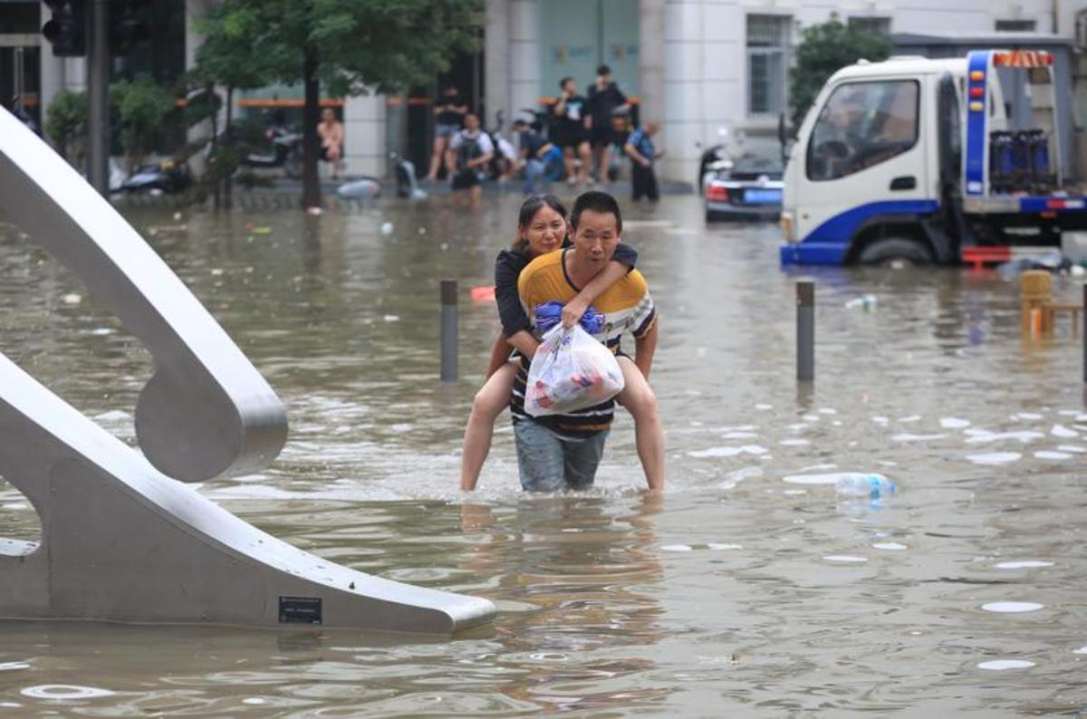 سیل چین (عکس)؛ کمک رسانی با رسانه‌های اجتماعی/ وخیم ترین بارش 1000 سال اخیر