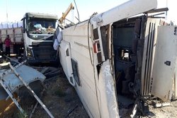 جزئیات حادثه اتوبوس حامل سربازان/ دادستانی یزد: اتوبوس با سرعتی نزدیک به ۱۴۵ کیلومتر به عقب یک تریلی برخورد داشت