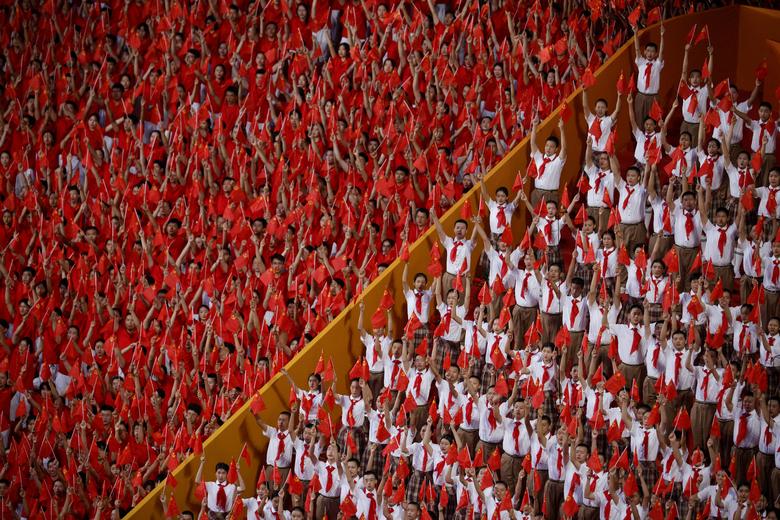 تماشاگران چینی در مراسم صد سالگی حزب کمونیست