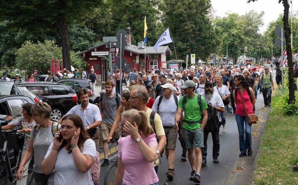 آلمان: سرپیچی معترضان از ممنوعیت برگزاری تظاهرات/ درگیری با پلیس