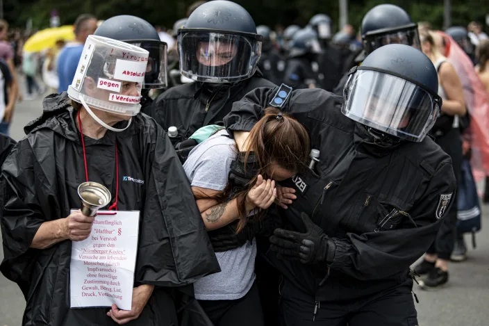 آلمان: سرپیچی معترضان از ممنوعیت برگزاری تظاهرات/ درگیری با پلیس