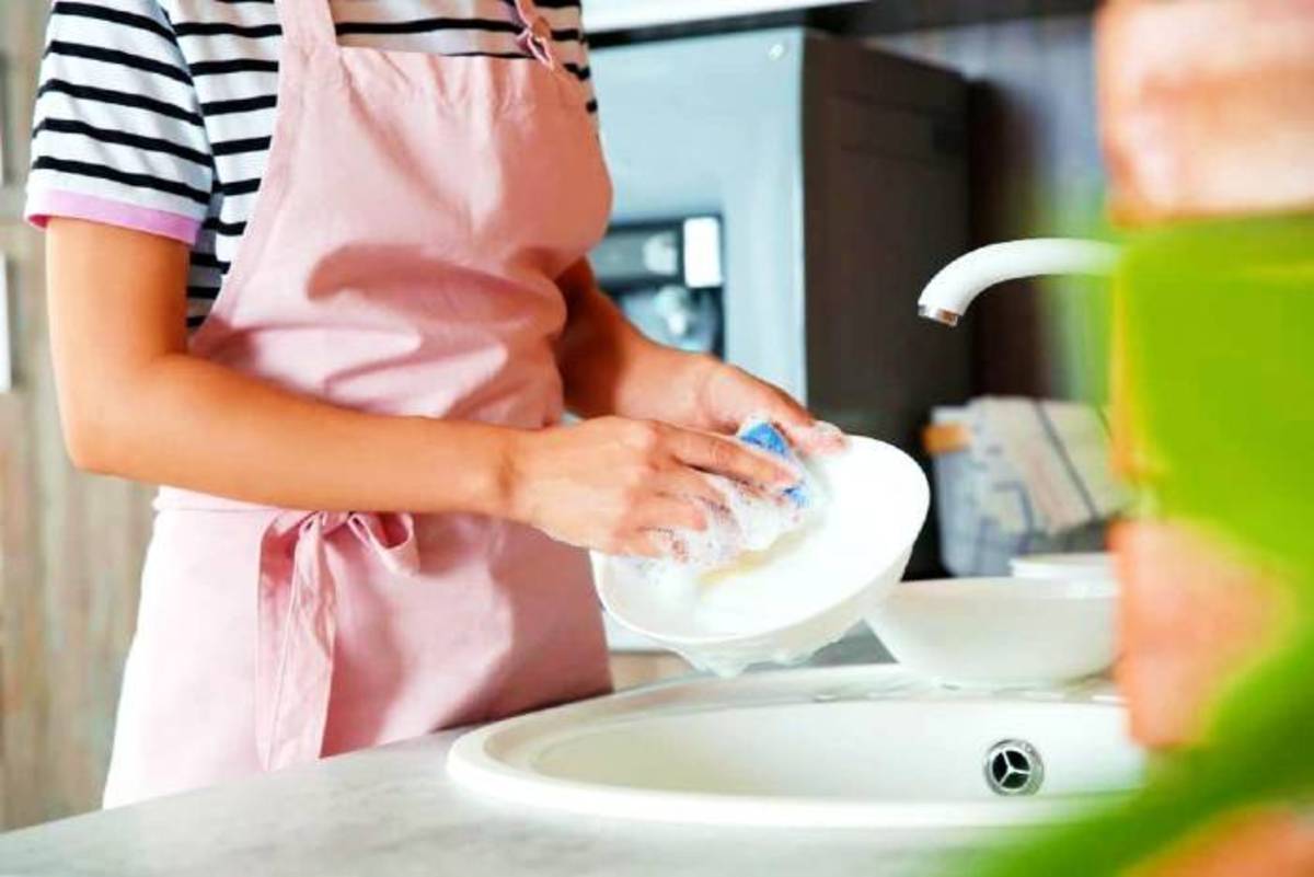 عوارض شستن ظرف ها بدون پیش بند برای خانم ها