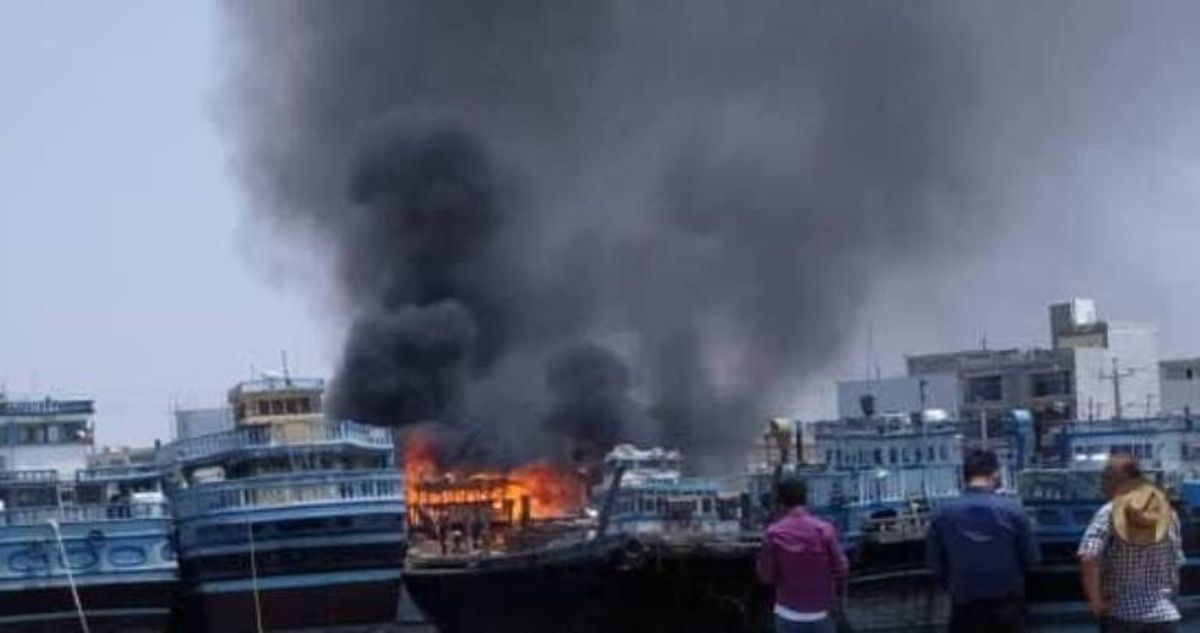 آتش سوزی یک کشتی باری در خور گناوه بوشهر