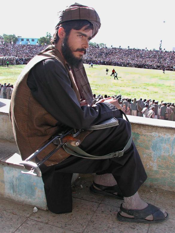 نگهبانی طالبان از مسابقه فوتبال 1996
