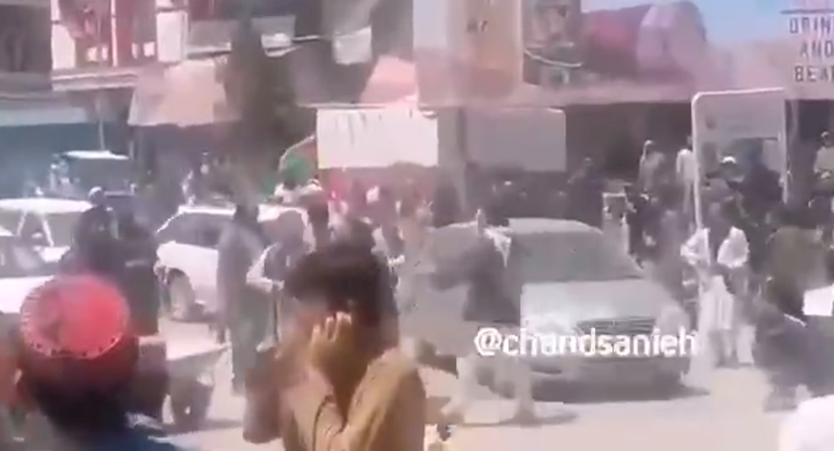 شلیک طالبان به سمت معترضان که سعی می کردند پرچم طالبان را پایین بکشند (فیلم)