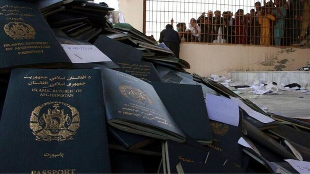 نابودی گذرنامه افغان ها توسط پرسنل سفارت آمریکا