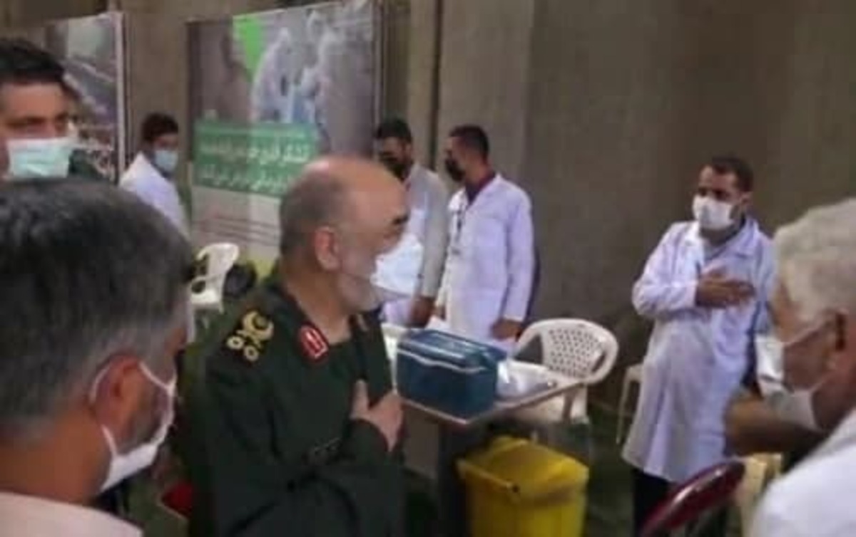 فرمانده کل سپاه اولین دز واکسن ایرانی را دریافت کرد