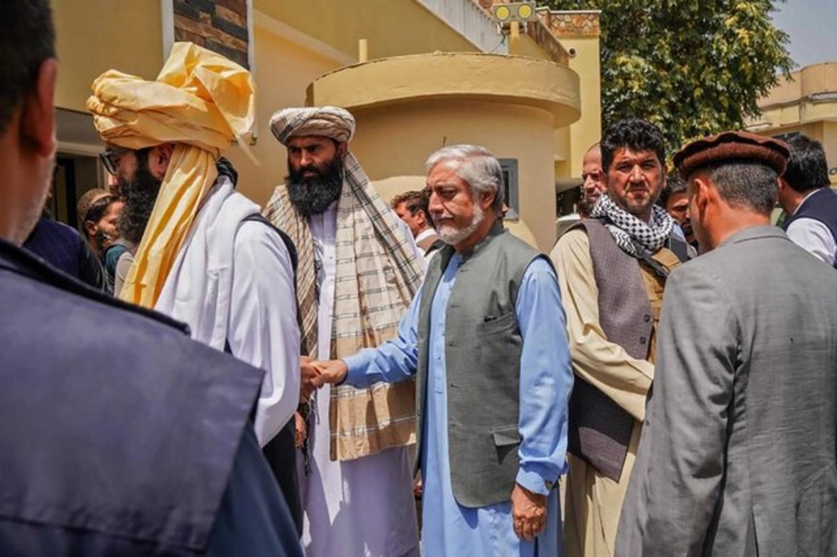 طالبان، محافظان عبدالله عبدالله را خلع سلاح کردند
