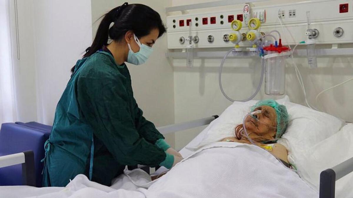 ترکیه/ زن ۱۱۶ ساله پس از سه هفته بستری در بیمارستان، کرونا را شکست داد