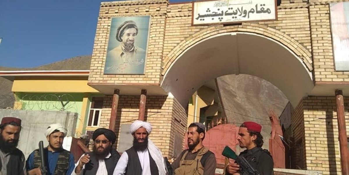 برافراشتن پرچم طالبان در استانداری پنجشیر (فیلم)