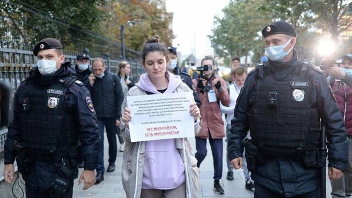 پلیس روسیه روزنامه‌نگاران تجمع کننده برای آزادی رسانه‌ها را بازداشت کرد