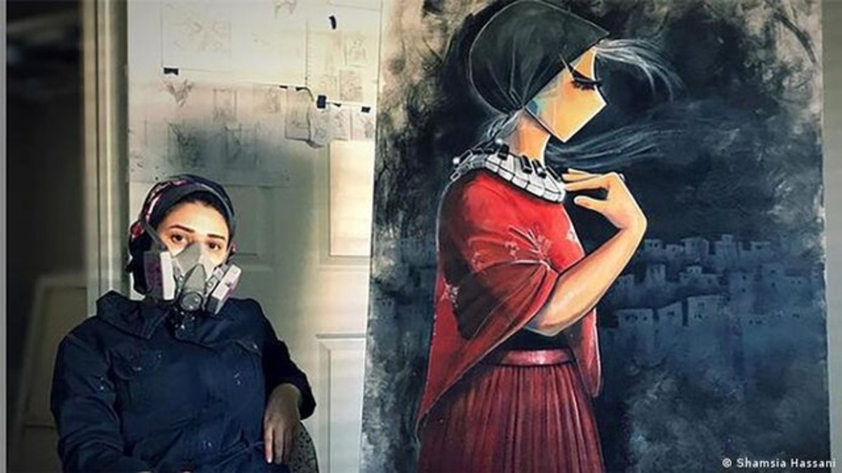 نقاشی های دیواری یک زن افغان از دغدغه های مردمش (+عکس)