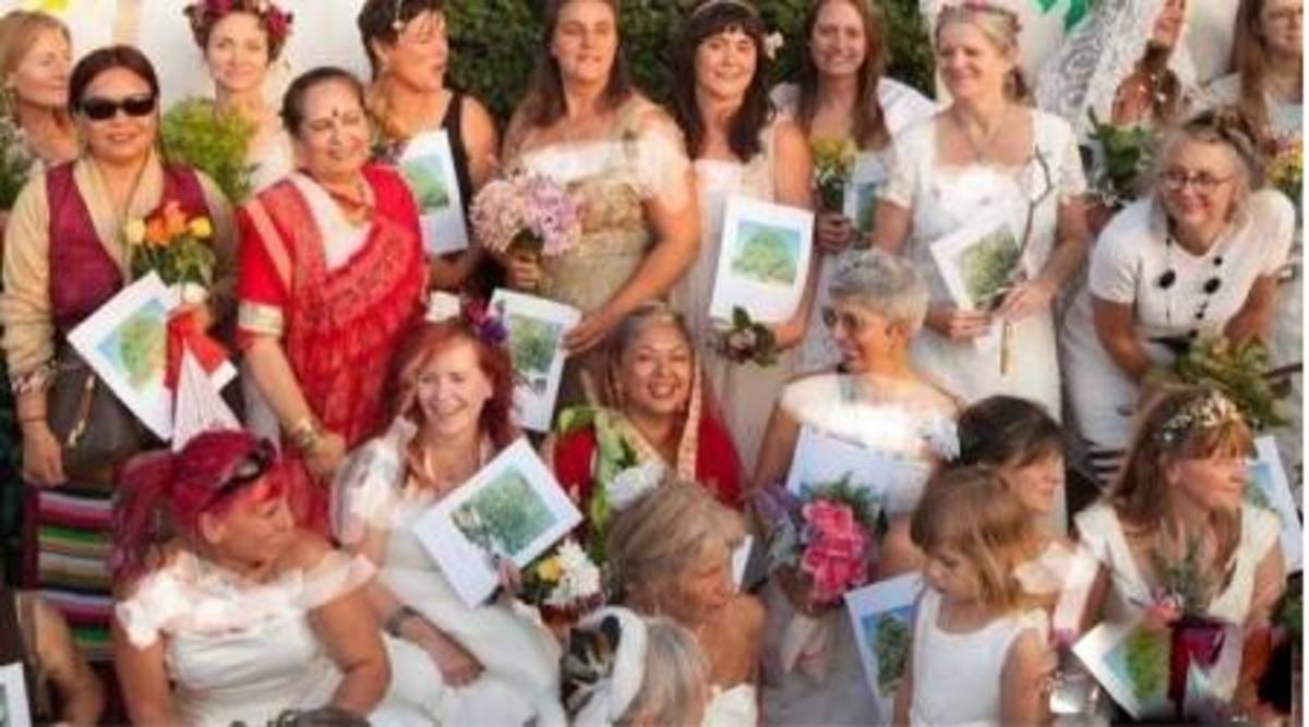 ازدواج هفتاد زن انگلیسی با درختان!