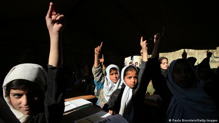دستور رسمی طالبان در باره تحصیل زنان؛ تدریس مردان از پشت پرده، تفکیک جنسیتی و پوشش اسلامی