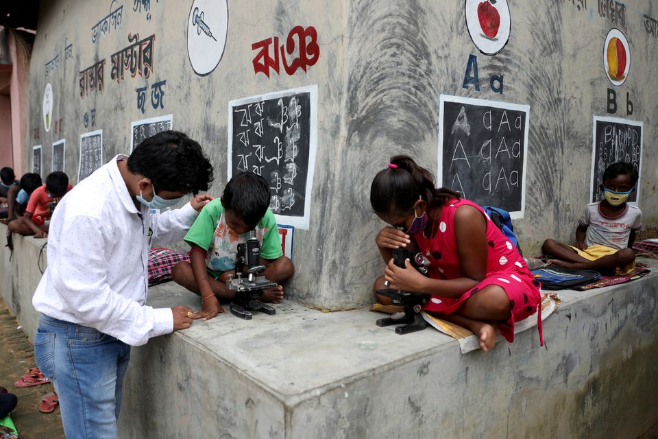 معلم خیابان در روستای دورافتاده هند؛ تبدیل دیوار خانه ها به تخته سیاه (عکس)