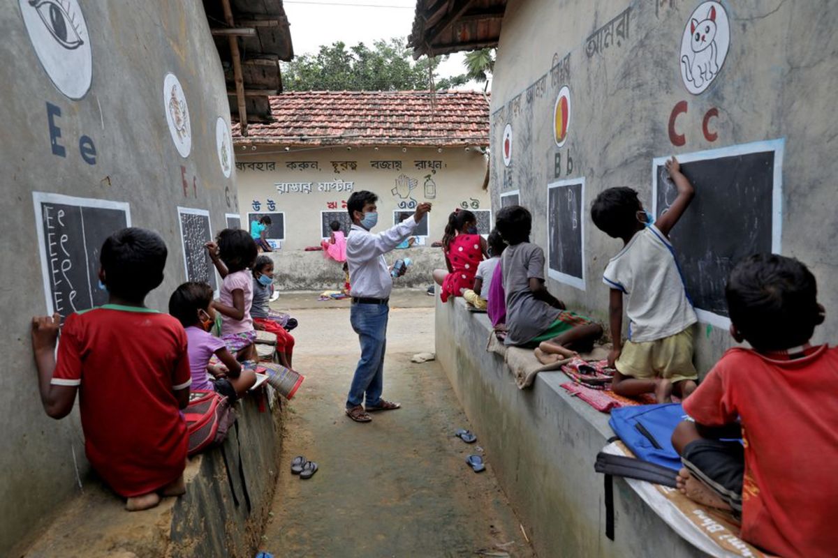 «معلمِ خیابان» در روستای دورافتاده هند/ تبدیل دیوارهای روستا به تخته سیاه (عکس)