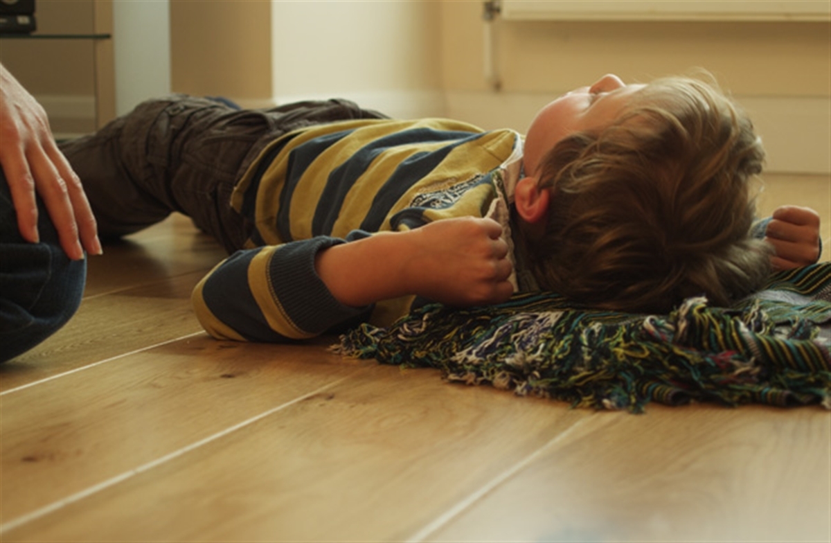 چه عواملی بر عود تشنج در کودکان اثرگذار است؟