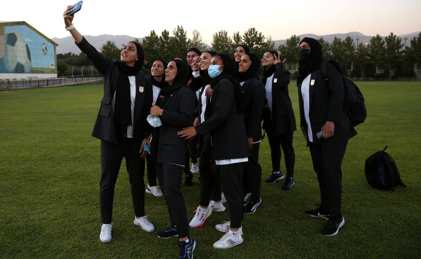 لباس تیم ملی فوتبال زنان نامتعارف است؟ لطفا سری به جامعه بزنید!