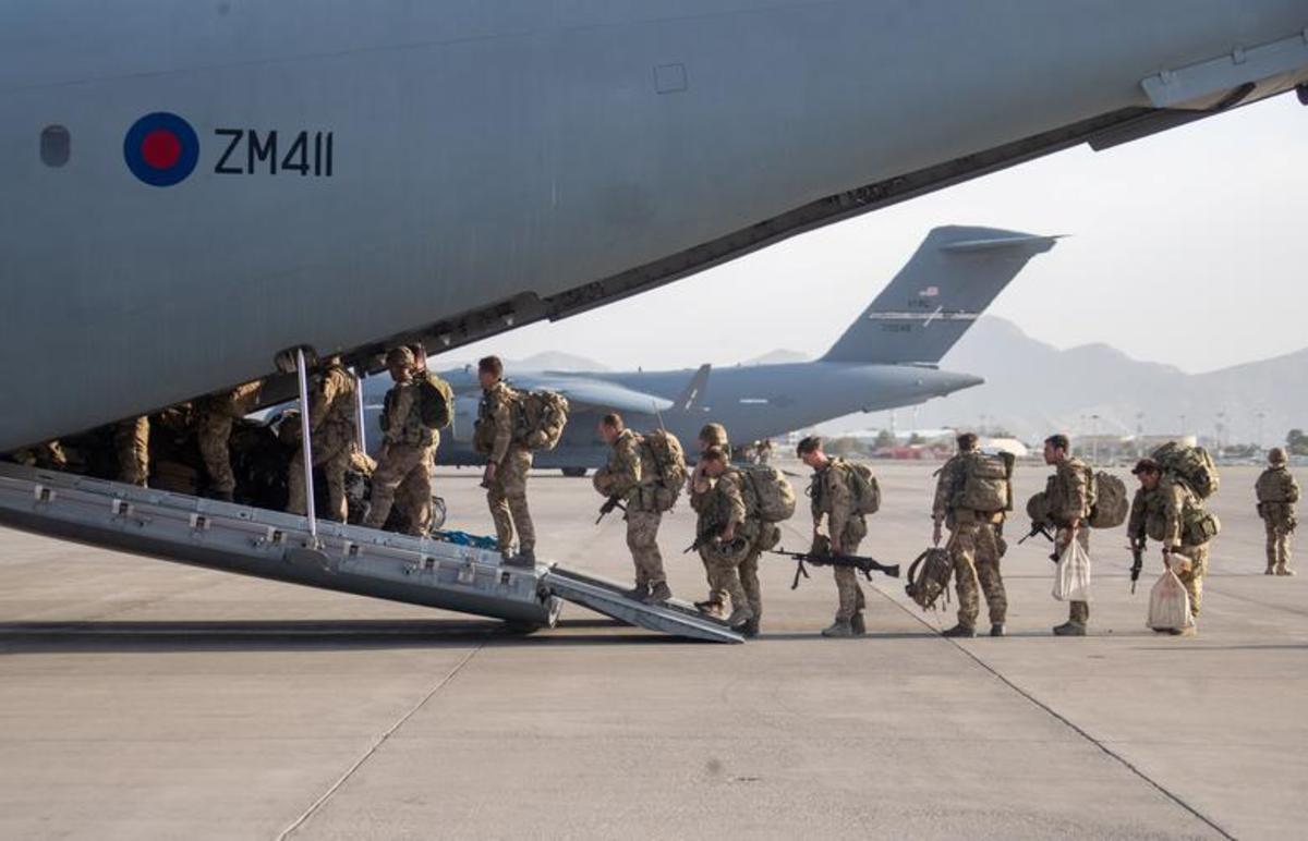 آخرین پروازها از کابل (عکس)/ فرمانده بریتانیایی: احتمال همکاری با طالبان علیه داعش