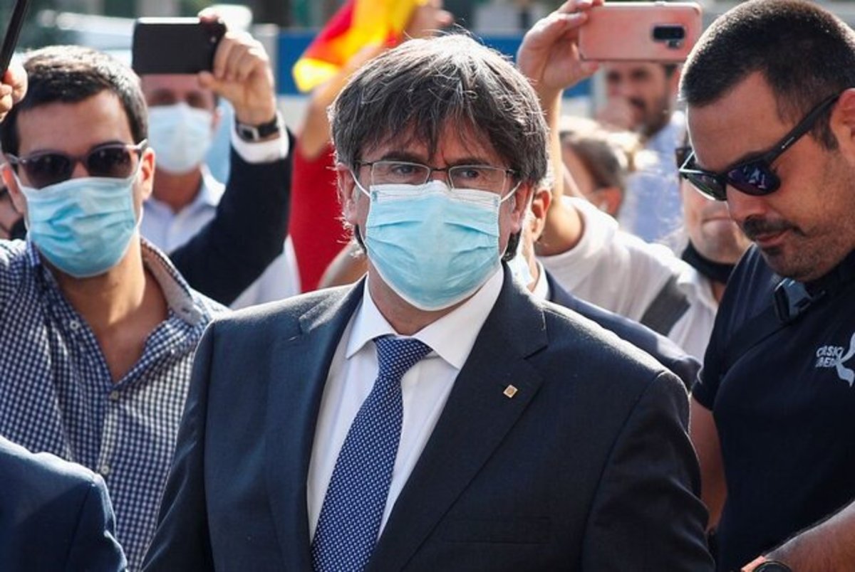 طرفداران رهبر کاتالونیا در مقابل دادگاه شعار 