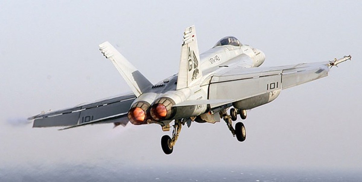 سقوط جنگنده «اف-18» نیروی دریایی آمریکا/ خلبان زنده است