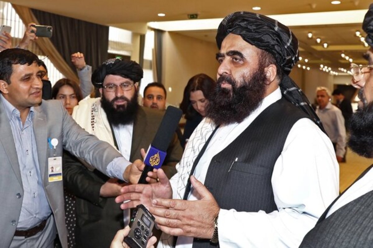 اولین نشست طالبان با آمریکا؛ برای بی‌ثباتی دولت افغانستان تلاش نکنید