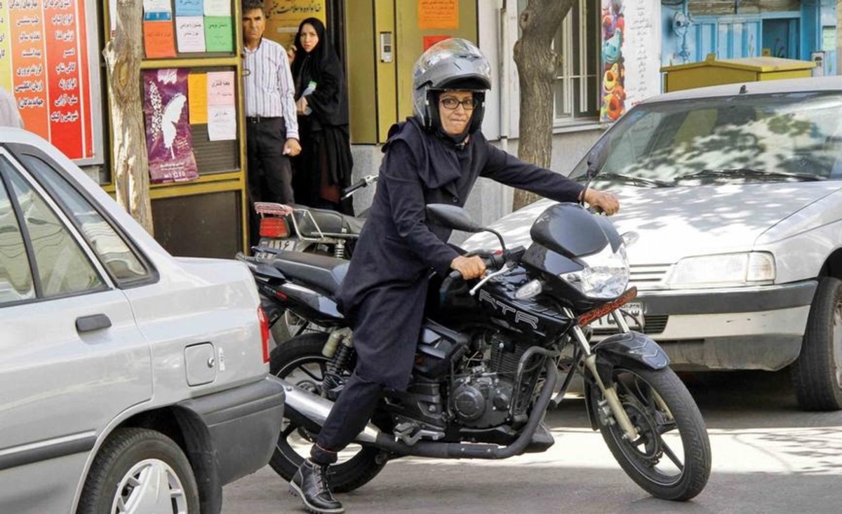 پلیس: صدور گواهینامه موتورسواری برای زنان منع قانونی دارد/در قانون فقط آقایان آمده