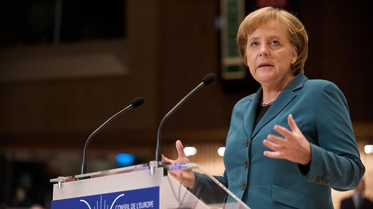 مرکل: اتحادیه اروپا باید اختلافات درون خانه را با گفت و گو حل کند