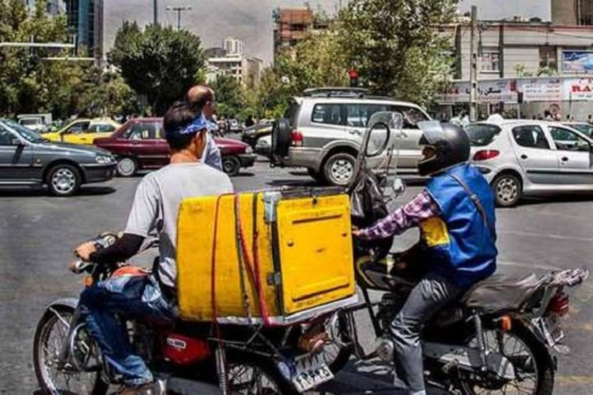 موتور اجاره می‌کنند تا گرسنه نمانند / روایتی از زندگی پیک‌موتوری‌های باربر در بازار تهران (فیلم)