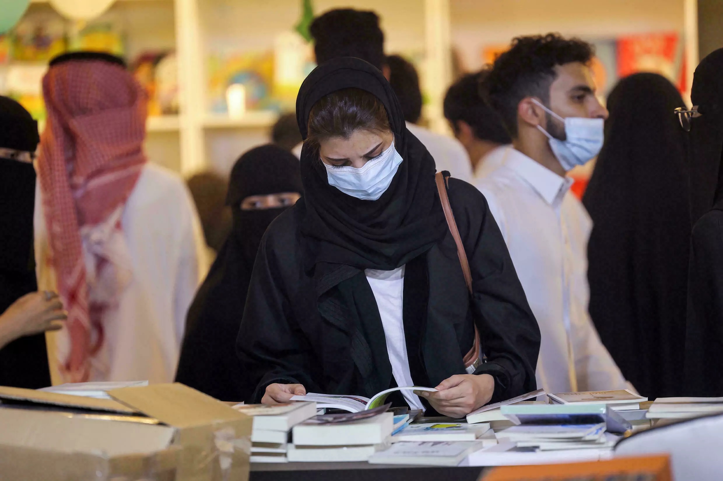 یک زن در نمایشگاه کتاب عربستان