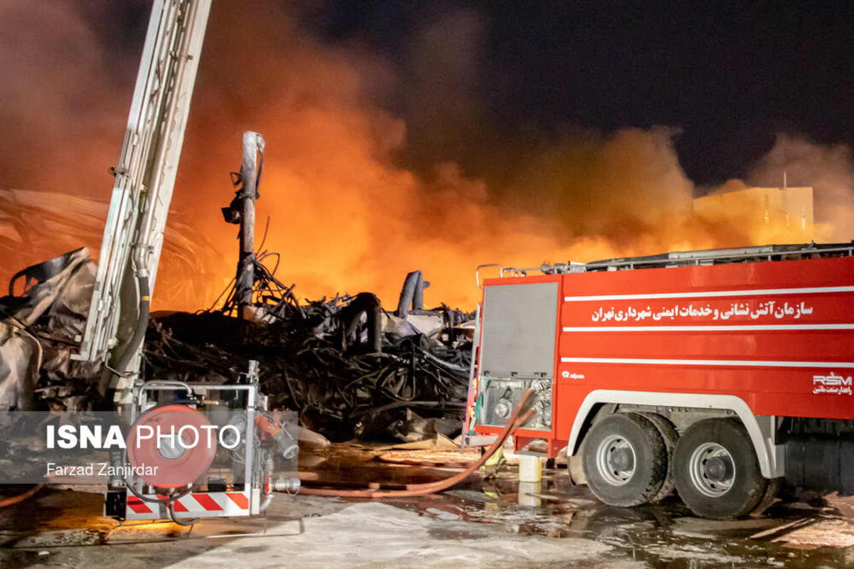 خسارت به جا مانده از آتش‌سوزی در کارخانه موادغذایی در زرندیه (عکس)