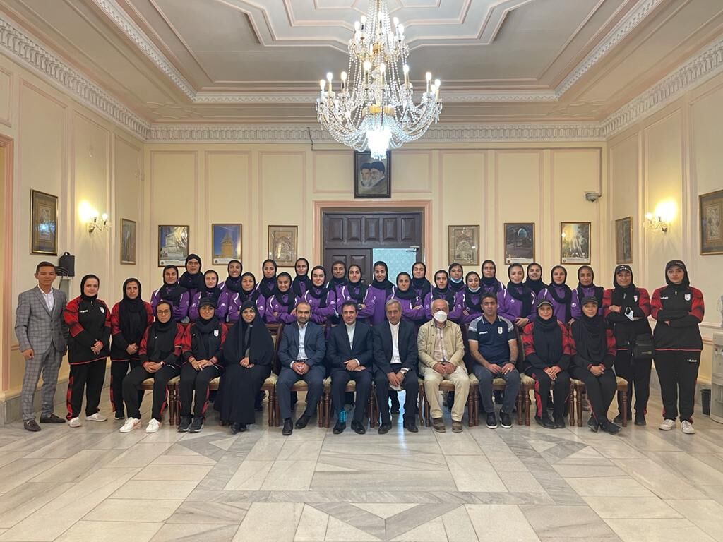 تیم ملی فوتبال زنان میهمان سفیر ایران در ازبکستان