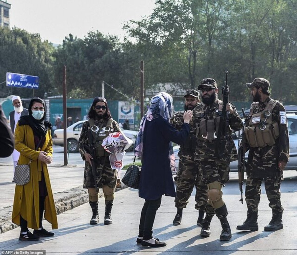 سرکوب تجمع زنان افغان توسط طالبان (+عکس)