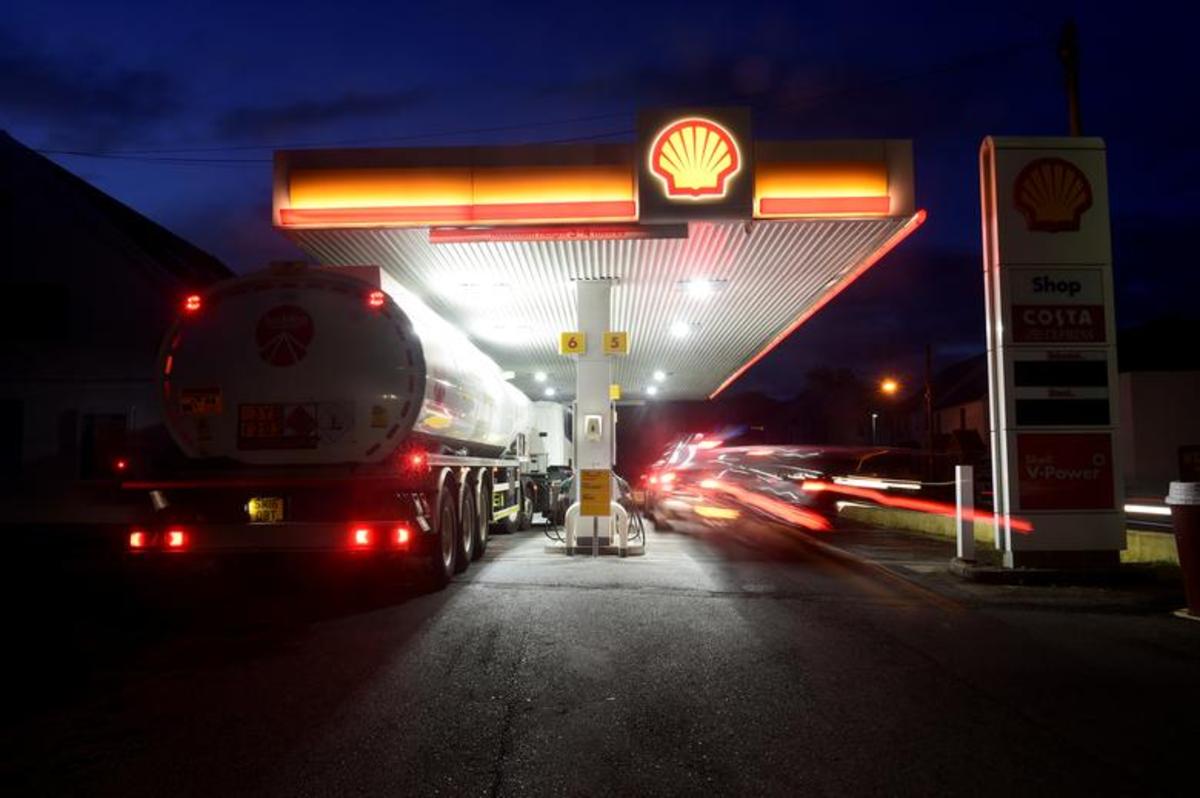 ادامه بحران کمبود بنزین و گازوئیل در بریتانیا / راه کار دولت: جذب راننده کامیون از اروپا