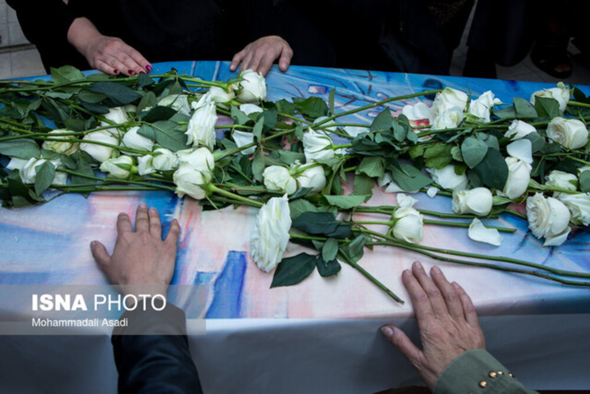 مراسم تشییع پیکر «ایران درودی» از مقابل موزه هنر‌های معاصر تهران (فیلم)