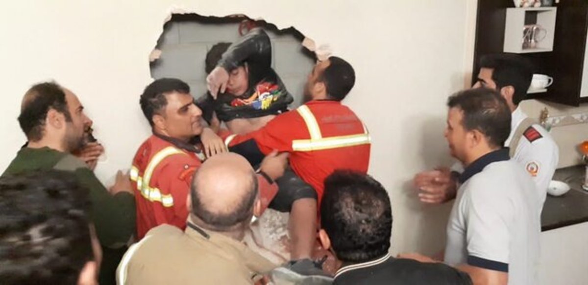 تهران/نجات نوجوانی که به داخل شکاف بین دو ساختمان سقوط کرده بود
