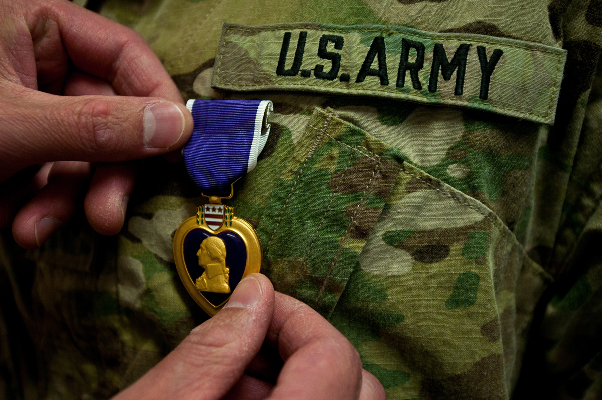 اعطای مدال به سربازان آمریکایی صدمه دیده از حمله موشکی ایران