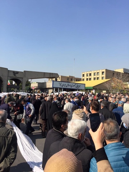 تجمع بازنشستگان «هما» در فرودگاه مهر‌آباد