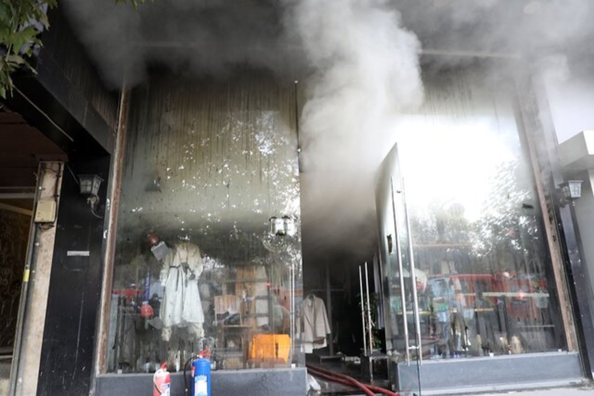 آتش سوزی مهیب انبار و فروشگاه لباس در مشهد