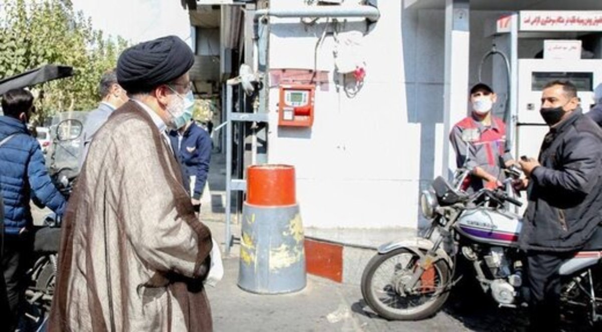 کیهان: اگر رئیسی رئیس جمهور نبود در حمله سایبری به پمپ بنزین ها مملکت دچار فاجعه می شد