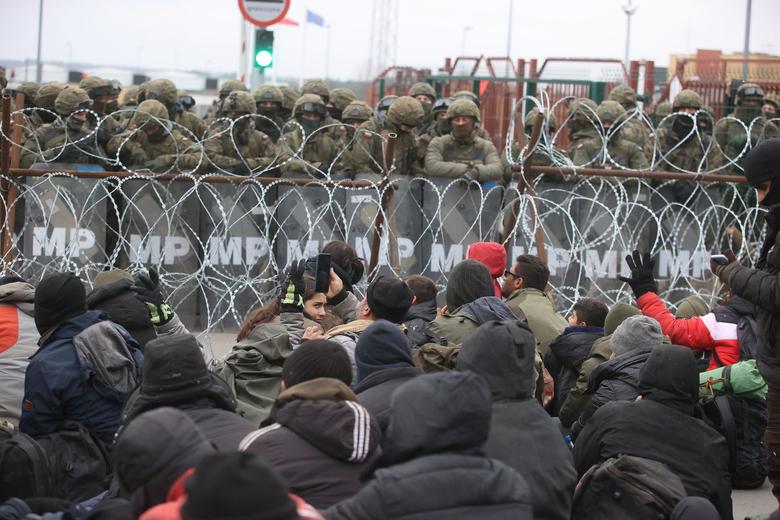 مرزهای لهستان، از تحریم بیشتر اتحادیه اروپا بر بلاروس تا خاکسپاری یک مهاجر غرق شده